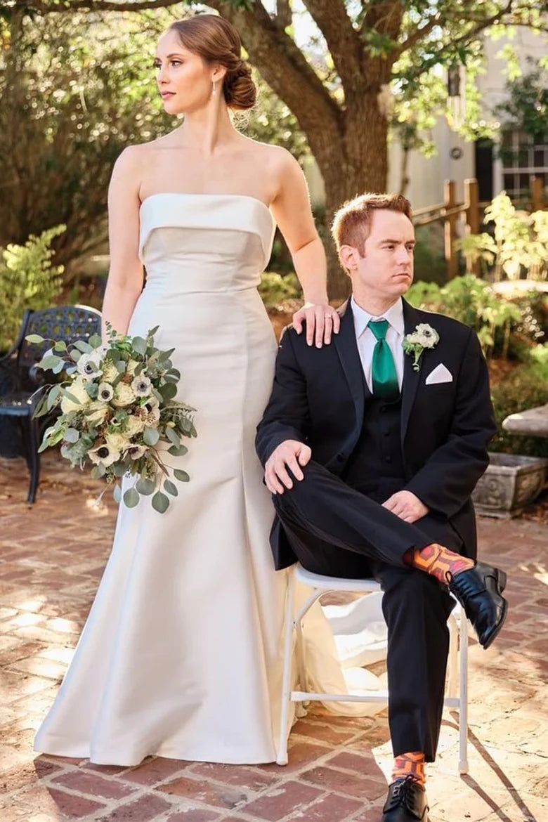Vestido de novia largo de satén sin tirantes, corte trompeta y cola